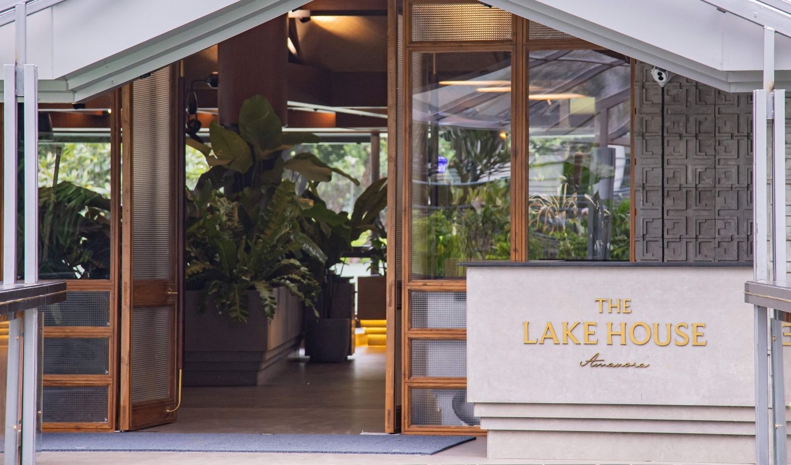 Restaurant India News:  The Lakehouse by Amanora Offers a Calm, Water-Edge Dining Concept in Pune