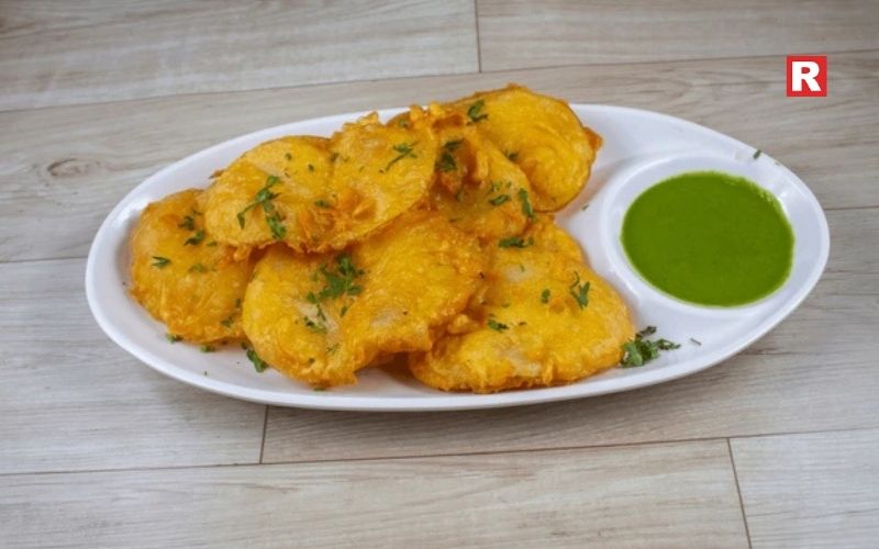2. India: Pakora (Vegetable Fritters)