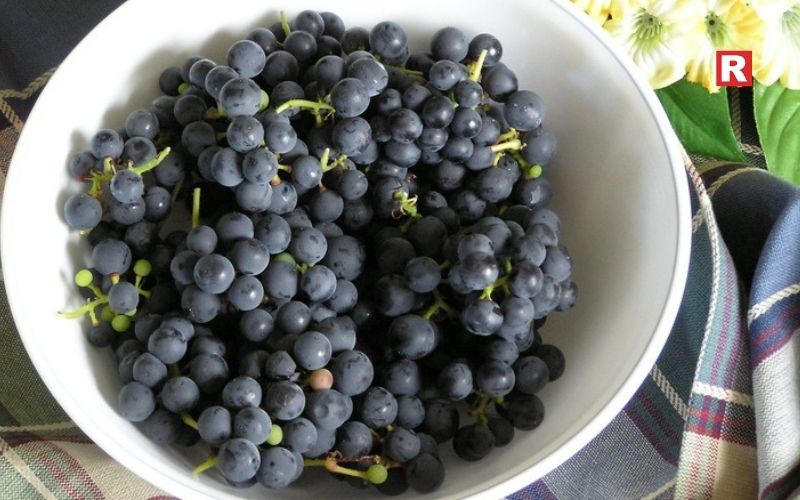 5. Grapes (Angoor)