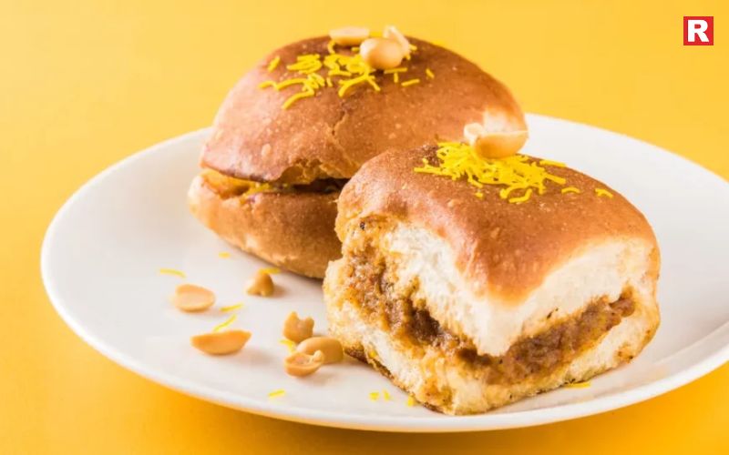 Dabeli – Tangy & Spicy Bun Snack
