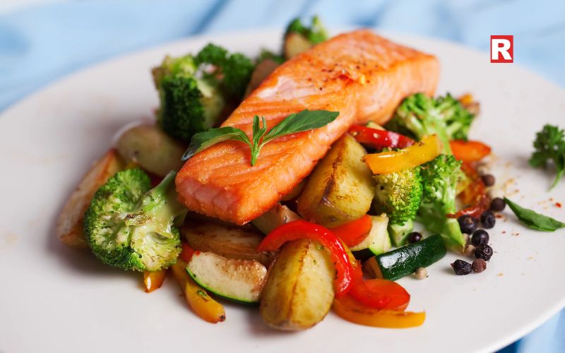 Grilled Salmon with Steamed Vegetables