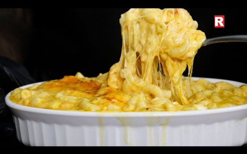 Mac and Cheese – The Ultimate Cheese Pull