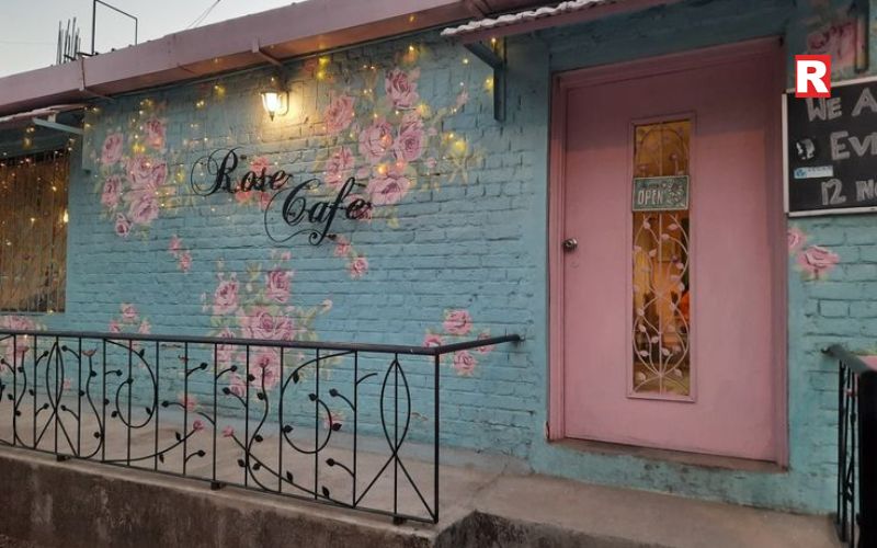Rose Café, Saket
