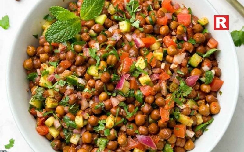 4. The "Fun" Bowl: Chole Chaat in a Bowl