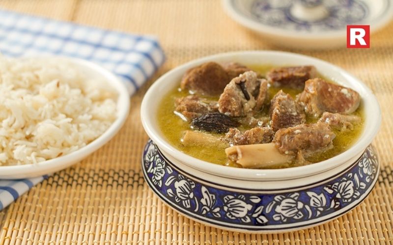 3. Yakhni: The Delicate Yogurt Curry